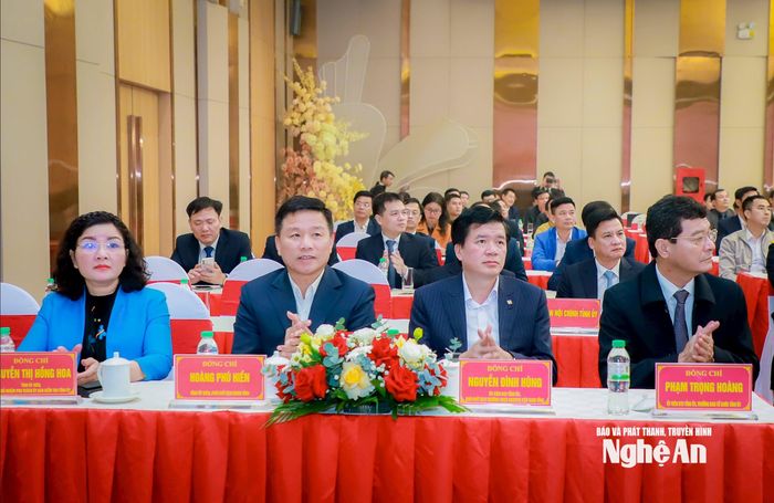 Các đồng chí lãnh đạo tỉnh Nghệ An tại Lễ kỷ niệm. Ảnh: Thành Duy