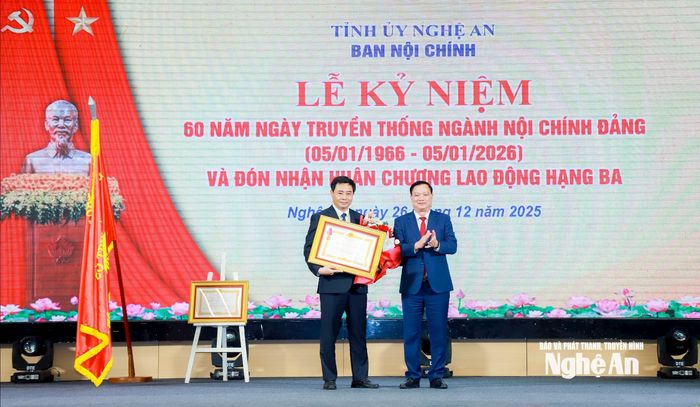 Đồng chí Nguyễn Khắc Thận - Bí thư Tỉnh ủy Nghệ An trao Huân chương Lao động hạng Ba đến đồng chí Hồ Lê Ngọc - Ủy viên Ban Thường vụ, Trưởng ban Nội chính Tỉnh ủy. Ảnh: Thành Duy