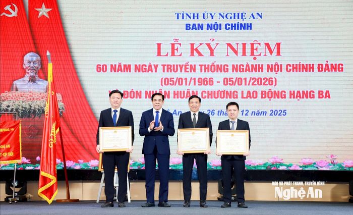 Đồng chí Võ Trọng Hải - Phó Bí thư Tỉnh ủy, Chủ tịch UBND tỉnh tặng Bằng khen cho các tập thể, cá nhân. Ảnh: Thành Duy