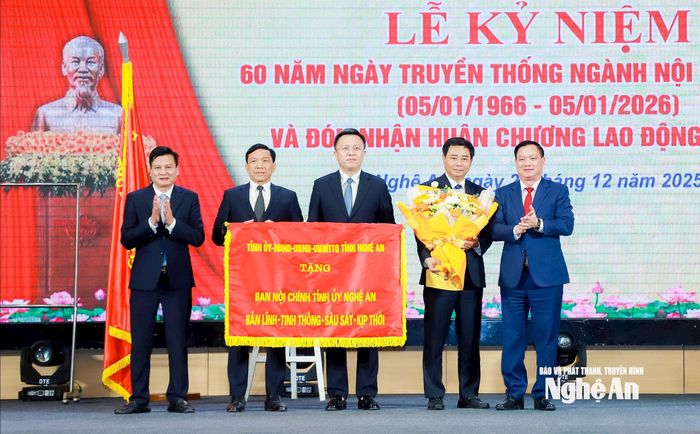 Đồng chí Nguyễn Khắc Thận - Bí thư Tỉnh ủy Nghệ An trao tặng bức trướng của Tỉnh ủy - HĐND - UBND - Ủy ban MTTQ Việt Nam tỉnh Nghệ An tặng Ban Nội chính Tỉnh ủy. Ảnh: Thành Duy
