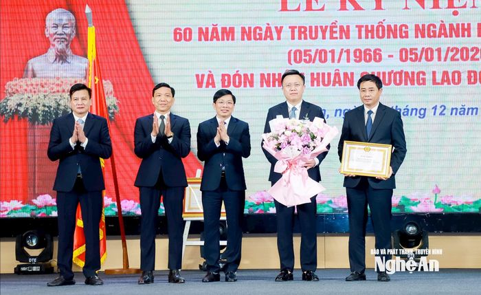 Đồng chí Đặng Văn Dũng - Phó Trưởng Ban Nội chính Trung ương trao Bằng khen của Trưởng ban Nội chính Trung ương tặng Ban Nội chính Tỉnh ủy Nghệ An. Ảnh: Thành Duy