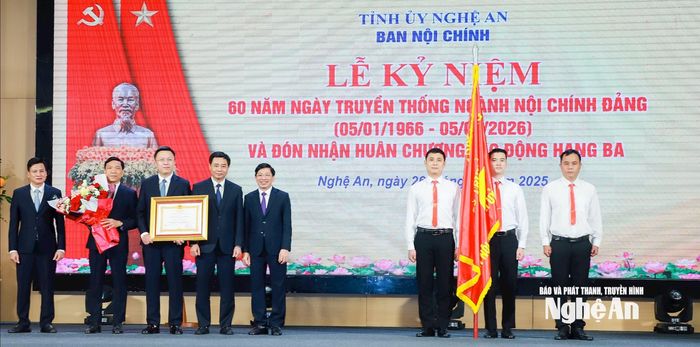 Đồng chí Đặng Văn Dũng - Phó Trưởng Ban Nội chính Trung ương trao Huân chương Lao động hạng Ba do Chủ tịch nước tặng Ban Nội chính Tỉnh ủy Nghệ An. Ảnh: Thành Duy