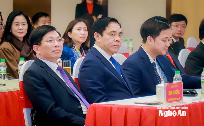 Các đồng chí lãnh đạo Ban Nội chính Trung ương, tỉnh Nghệ An và các đại biểu tại Lễ kỷ niệm. Ảnh: Thành Duy