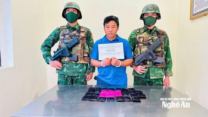 Đối tượng Và Bá Cha cùng tang vật bị thu giữ. Ảnh: Hải Thượng
