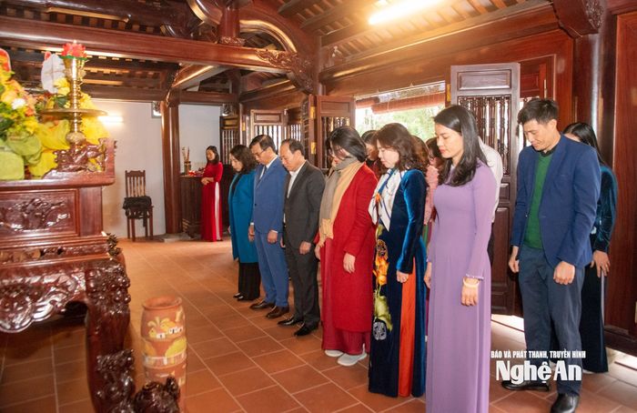 Các đại biểu tưởng niệm nhà chí sĩ yêu nước Phan Bội Châu. Ảnh: Minh Quân