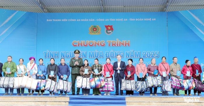 Đồng chí Trưởng ban Thanh niên Công an nhân dân - Thượng tá Đồng Đức Vũ và Phó Chủ tịch Ủy ban MTTQ Việt Nam tỉnh Nghệ An Nguyễn Đức Thành trao quà cho các hộ dân có hoàn cảnh khó khăn tại chương trình. Ảnh: Thanh Quỳnh