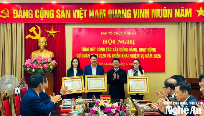 Trao tặng Bằng khen của Thủ tướng Chính phủ cho cán bộ, công chức Ban Tổ chức Tỉnh ủy. Ảnh: Anh Tuấn