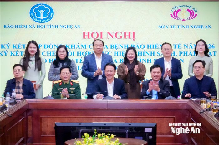 Bảo hiểm xã hội Nghệ An ký kết hợp đồng khám, chữa bệnh bảo hiểm y tế năm 2026 với các cơ sở khám, chữa bệnh. Ảnh: Thành Chung