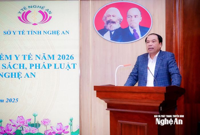 Đồng chí Hoàng Văn Minh - Giám đốc Bảo hiểm xã hội Nghệ An phát biểu tại hội nghị. Ảnh: Thành Chung