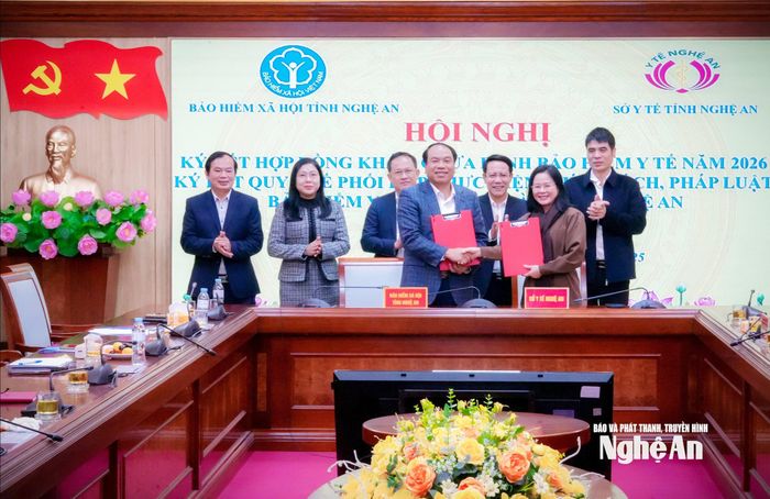 Sở Y tế Nghệ An và Bảo hiểm xã hội Nghệ An tổ chức ký kết Quy chế phối hợp thực hiện chính sách, pháp luật Bảo hiểm y tế. Ảnh: Thành Chung