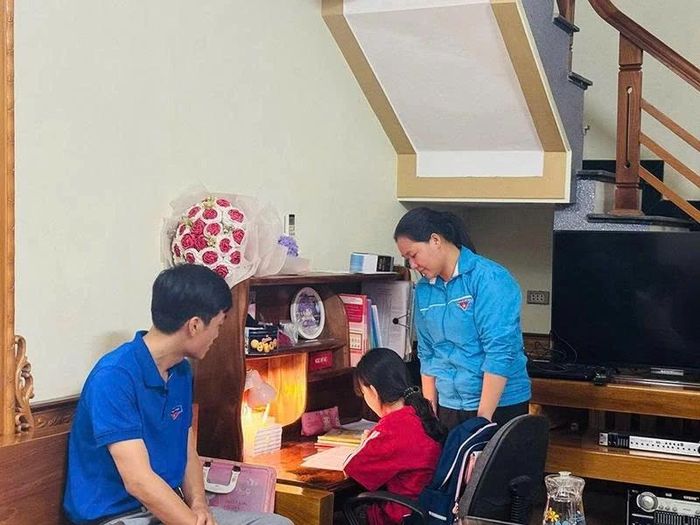 Đoàn viên, thanh niên xã Thọ Lập kiểm tra học sinh học bài vào buổi tối.
