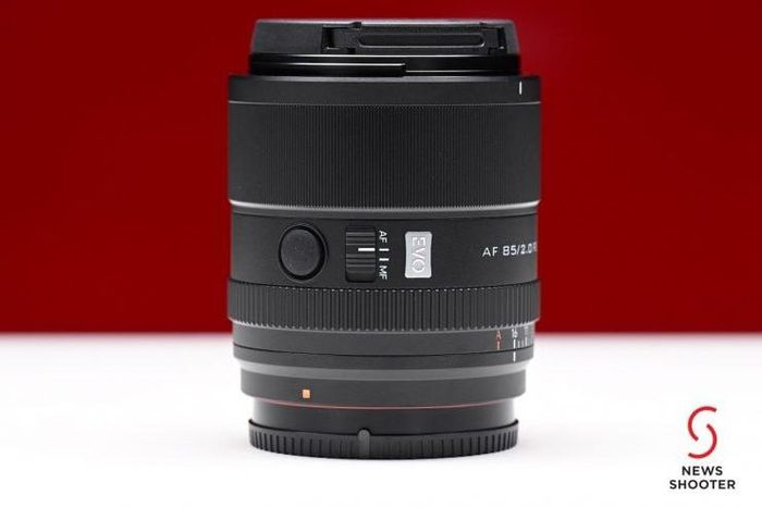 Ống kính AF 85mm F2.0 EVO là lựa chọn gọn nhẹ và giá rẻ hơn phiên bản F1.4 Pro.