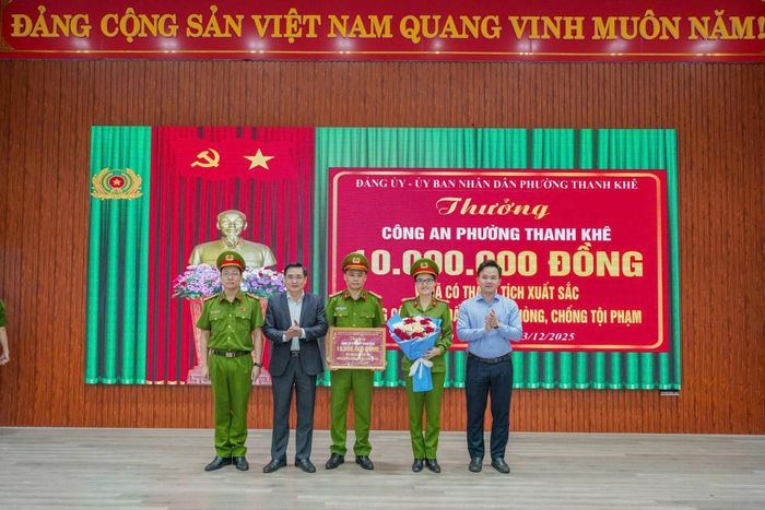 Lãnh đạo Đảng ủy, UBND phường Thanh Khê khen thưởng Công an phường trong đợt cao điểm. Ảnh: Công an phường Thanh Khê