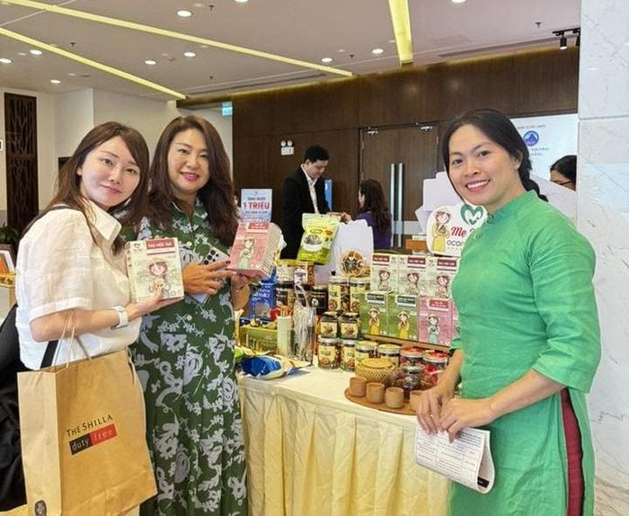 Bà Thái Thị Nhị (bên phải) giới thiệu các sản phẩm đến khách hàng nước ngoài. Ảnh: PV