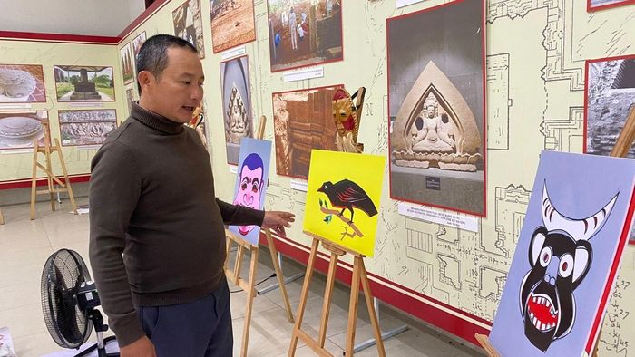 Ông Trần Văn Đức với các chi tiết được lựa chọn từ di sản văn hóa để các học sinh vẽ lại. Ảnh: TÂM THƯ