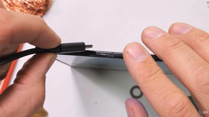 Khung viền máy dễ bị trầy xước bởi vật nhọn