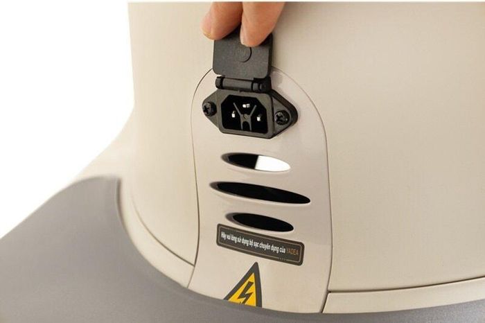 Vị trí cắm sạc điện trên xe (Ảnh: Yadea).