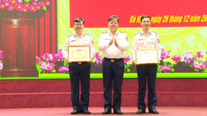 Bộ Tư lệnh Vùng Cảnh sát biển 2 khen thưởng các tập thể, cá nhân có thành xuất sắc trong năm 2025. Ảnh: VIẾT TRỌNG