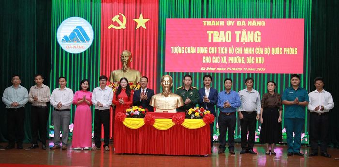Các đại biểu và nghi thức tặng tượng chân dung Chủ tịch Hồ Chí Minh. Ảnh: Đắc Mạnh