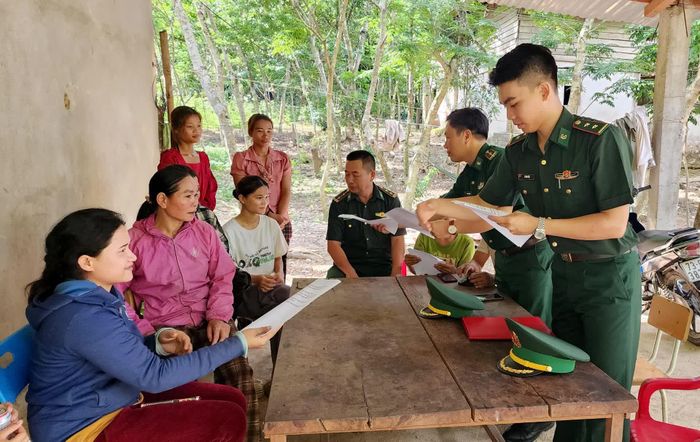 Tuyên truyền, phổ biến pháp luật cho người dân tại khu vực biên giới - Ảnh: T.L