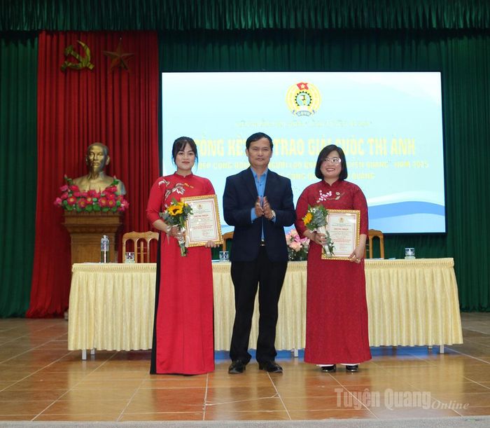 Lãnh đạo Liên đoàn Lao động tỉnh trao giải Nhì cho các tác giả.
