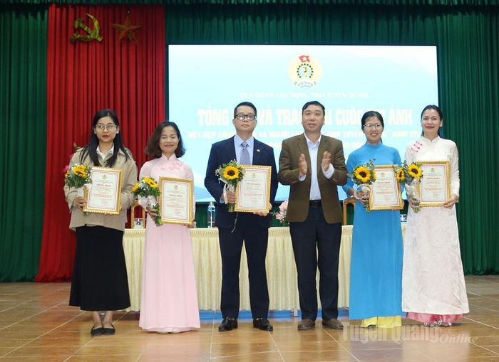 Lãnh đạo Ban Tuyên giáo và Dân vận Tỉnh ủy trao giải Nhì cho các tác giả.
