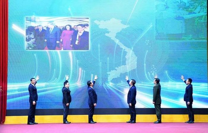 Bộ trưởng Bộ NN&amp;MT cùng đại diện các bộ liên quan thực hiện nghi thức ra mắt Hệ thống truy xuất nguồn gốc nông sản.