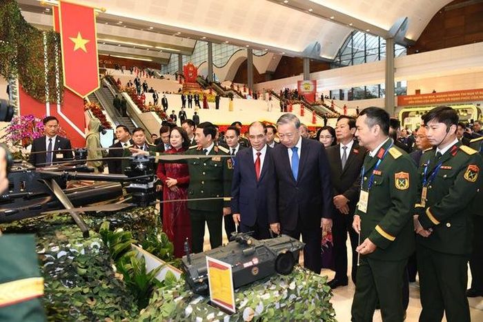 Tổng Bí thư Tô Lâm cùng các đại biểu tham quan khu trưng bày các sản phẩm của quân đội nhân dân Việt Nam - Ảnh: VGP/Nhật Bắc