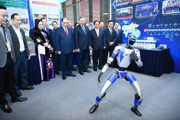 Tổng Bí thư Tô Lâm cùng các đại biểu tham quan khu trưng bày các sản phẩm khoa học công nghệ - Ảnh: VGP/Nhật Bắc