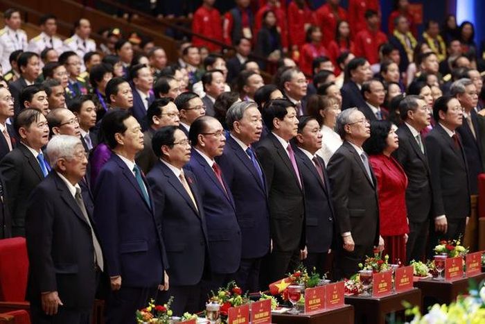Các đại biểu thực hiện nghi thức chào cờ - Ảnh: VGP/Nhật Bắc