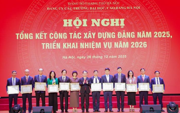 GS.TS Nguyễn Thị Lan - Bí thư Đảng ủy, Giám đốc Học viện Nông nghiệp Việt Nam được trao Bằng khen của Đảng bộ TP Hà Nội.