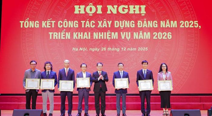 Đảng bộ Học viện Nông nghiệp Việt Nam được Đảng bộ TP Hà Nội tặng Bằng khen.
