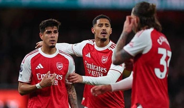 Hàng phòng ngự Arsenal gặp vấn đề vì bão chấn thương.