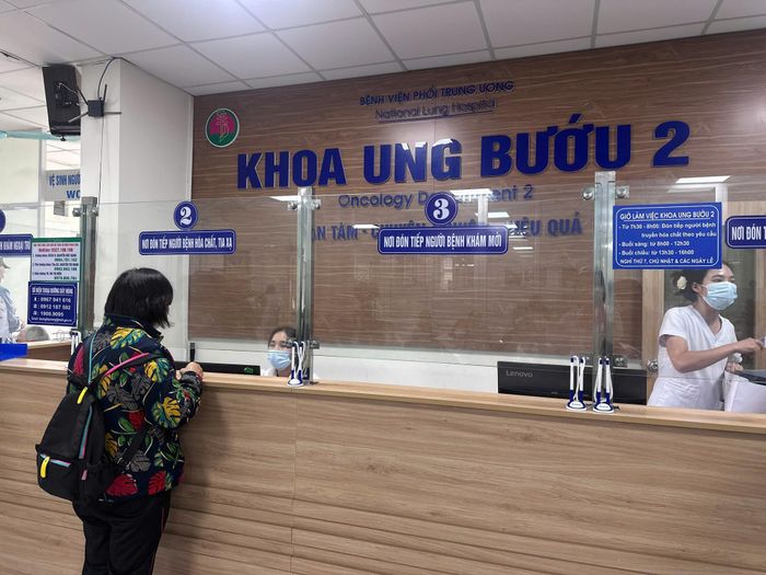  Người bệnh đến điều trị tại Khoa Ung bướu 2, Bệnh viện Phổi Trung ương. (Ảnh: T.G/Vietnam+) 