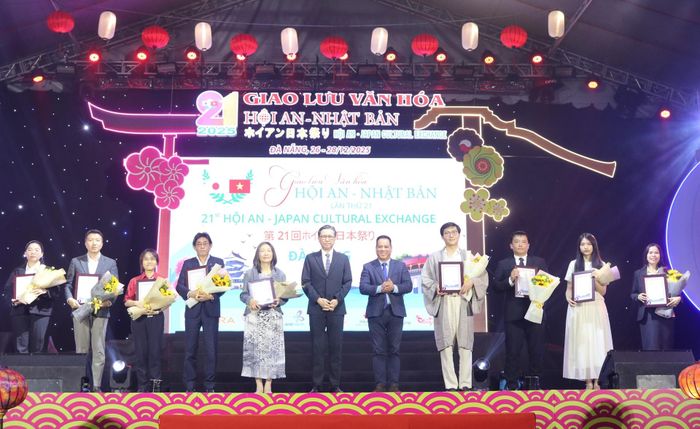 Lãnh đạo thành phố tặng hoa cho các đơn vị tài trợ. Ảnh: HOÀNG LIÊN