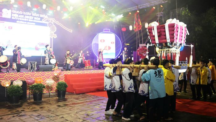 Nghi thức rước kiệu truyền thống Sakai. Ảnh: HOÀNG LIÊN
