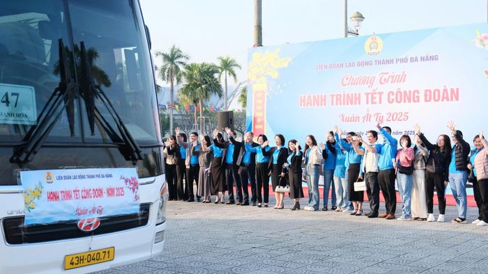 Chương trình Chuyến xe Công đoàn 2025 đưa đoàn viên, người lao động về quê đón Tết an toàn. Ảnh: A.N
