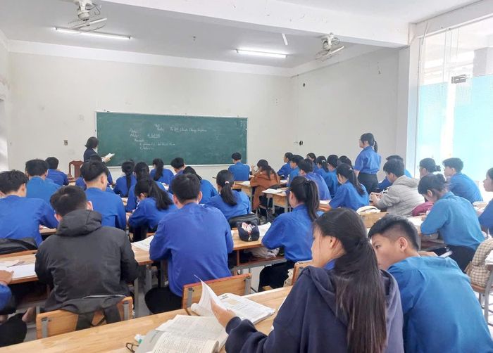 Học sinh đang học tại Trung tâm Giáo dục thường xuyên Đại Lộc (cũ). Ảnh: CÔNG TÚ