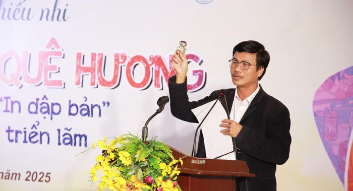 Giới thiệu kỹ thuật in dập bản tại tọa đàm. Ảnh: ĐẮC MẠNH