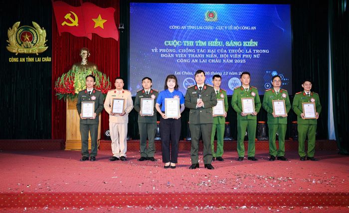 Ban Tổ chức trao giải nhất cho đội thi Phòng Hậu cần.