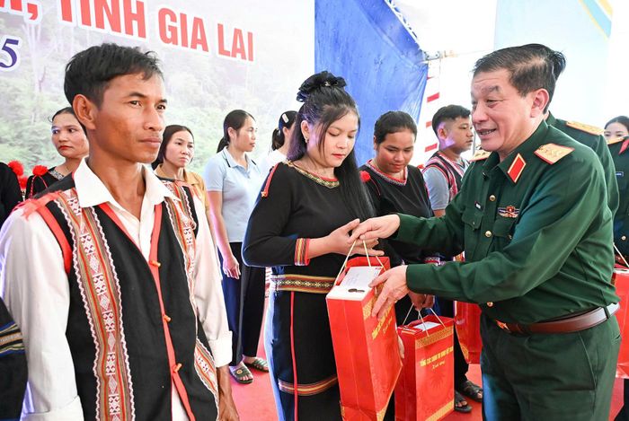 Thượng tướng Trương Thiên Tô trao quà cho người dân