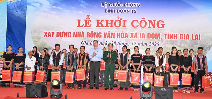 Trao tặng quà cho người dân