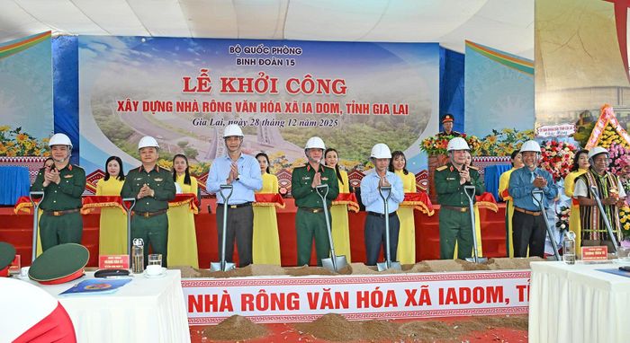 Các đại biểu thực hiện nghi thức khởi công xây dựng