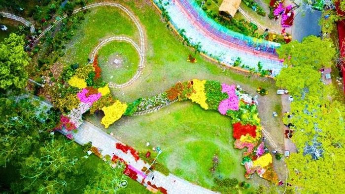 Bản đồ Việt Nam tạo hình từ các giống hoa - kiểng có số lượng nhiều nhất tại Việt Nam. Ảnh: TTTĐ