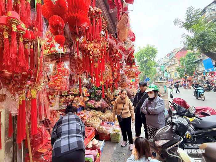Những cửa hàng trang trí rực rỡ thu hút khách tham quan, mua sắm.