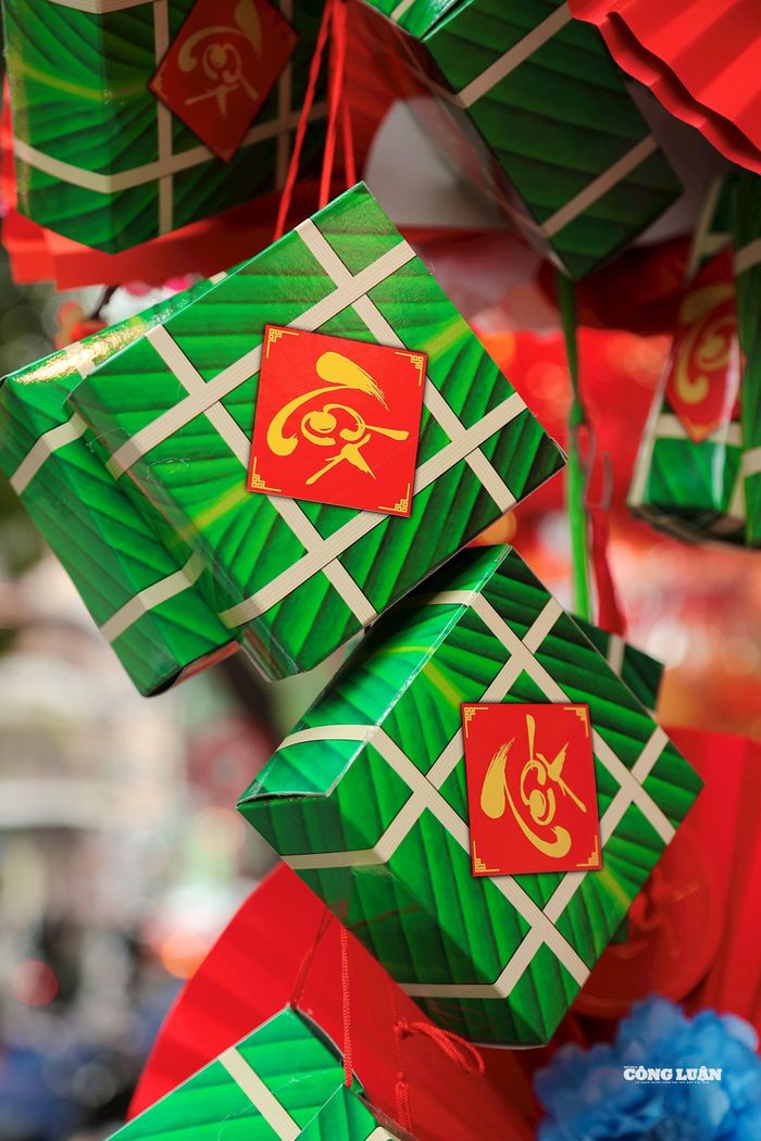 Mẫu hình bánh trưng với gam màu xanh nổi bật là điểm nhấn của mỗi gian hàng.