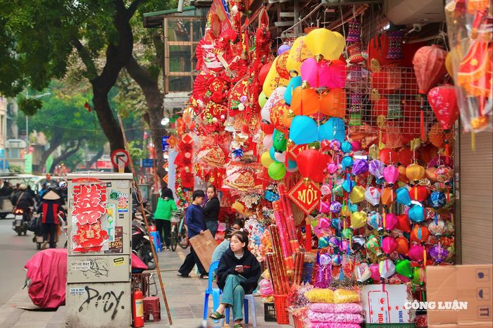 Bên cạnh các sản phẩm truyền thống, năm nay nhiều cửa hàng trên phố Hàng Mã nhập thêm đồ trang trí hiện đại như đèn pháo nháy, tượng linh vật ngựa, túi may mắn, hoa giả…, phù hợp với không gian chung cư, nhà phố nhỏ. Sự kết hợp giữa nét cổ truyền và hiện đại giúp con phố giữ được sức hút quen mà mới mỗi dịp Tết đến.