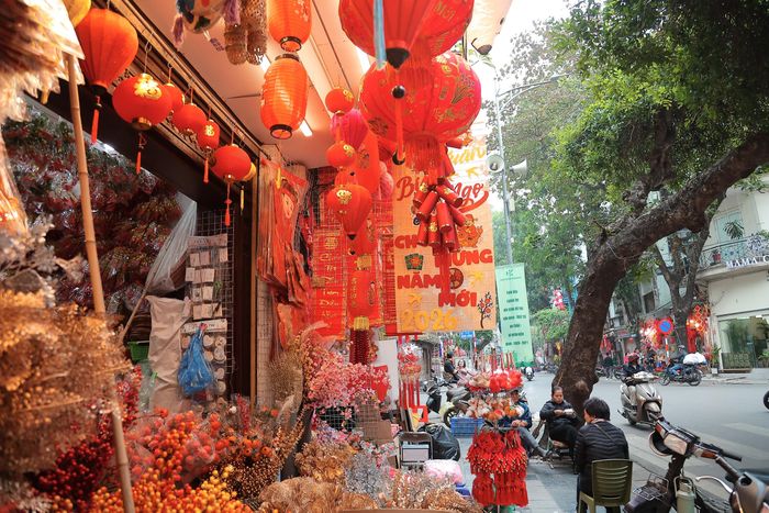 Những đồ trang trí ngày Tết quen thuộc như bánh chưng, bánh tét, ông thần tài, pháo dây... Những câu đối trang trí ngày Tết như "An khang thịnh vượng", "Vạn sự như ý", "Chúc mừng năm mới"... mang đến không khí rộn ràng, tươi vui cho con phố này.