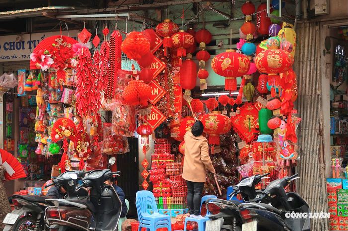 Từ đầu phố Hàng Mã, sắc đỏ chiếm lĩnh gần như tuyệt đối các gian hàng. Những chùm đèn lồng đủ kích cỡ, câu chúc mừng năm mới in chữ thư pháp, đồ trang trí treo cửa mang ý nghĩa may mắn, tài lộc được bày biện san sát.