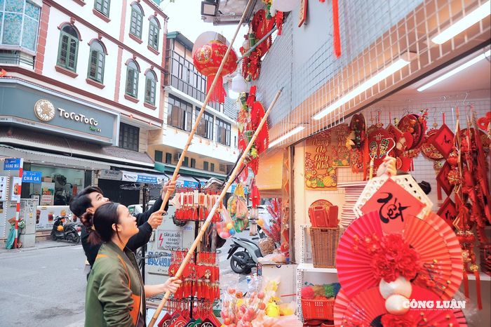 Các tiểu thương tất bật bày hàng hóa trong những ngày cuối cùng của năm 2025 tạo bầu không khí nhộn nhịp, tươi vui chào đón năm mới 2026.